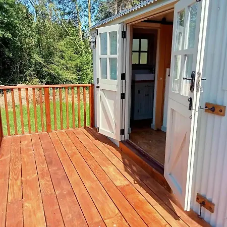 Woodpecker Shepherds Hut Boston Exterior photo