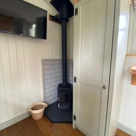 Woodpecker Shepherds Hut Boston Exterior photo