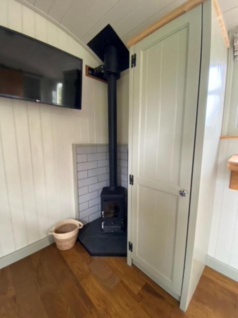 Woodpecker Shepherds Hut Campsite Boston