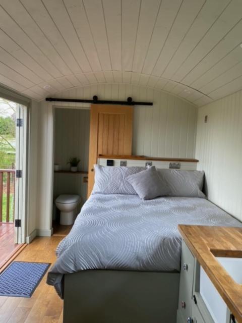 Woodpecker Shepherds Hut