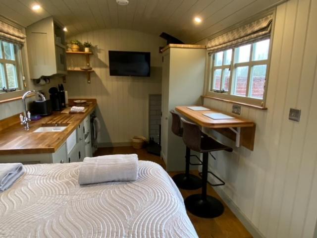 Woodpecker Shepherds Hut Campsite *